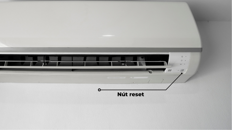 Ấn vào nút reset để khởi động lại máy lạnh