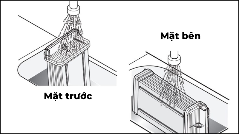 Rửa trôi cặn bẩn bám trên bình ngưng tụ bằng vòi nước