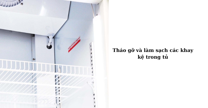 Tháo gỡ và làm sạch các khay kệ trong tủ